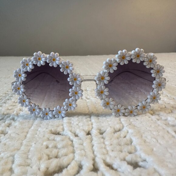 Ardene Heart and Daisy Sunglasses - Gradient Green and Purple - Picture 3 of 6